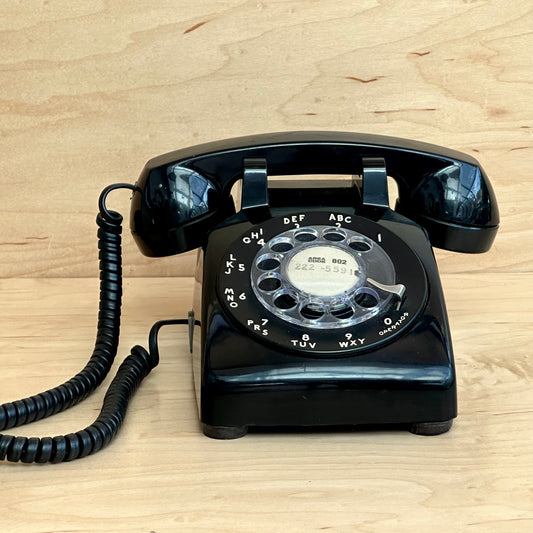 Retro desk telephone